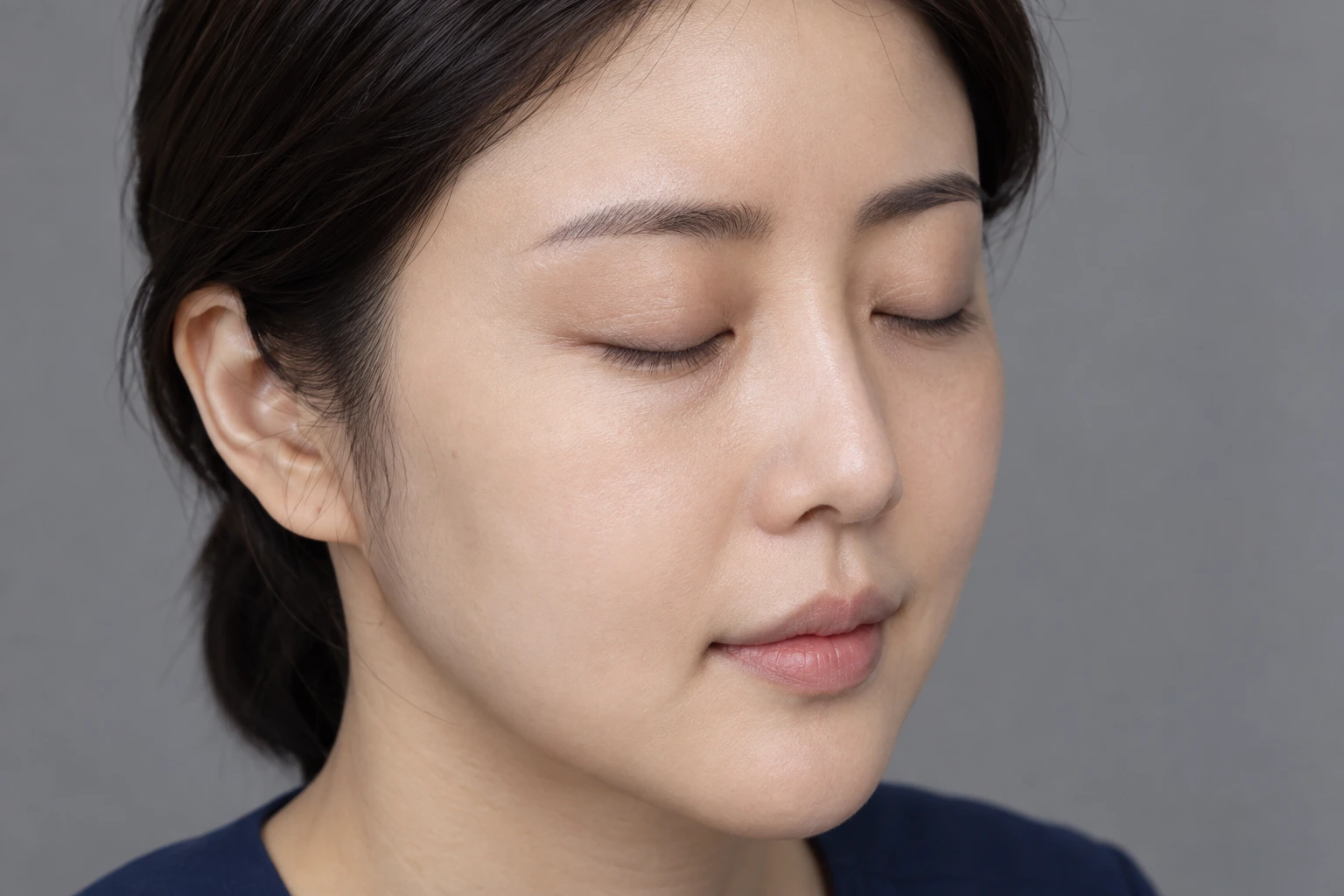 힘을 주지 않고 눈을 부드럽게 감은 성인 가상 인물